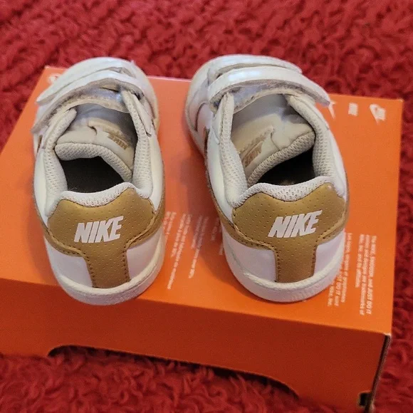 Nike Kids White and Gold Sneakers - Picture 2 of 5